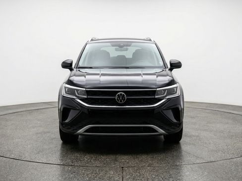 Used 2025 Volkswagen Taos SE image 2