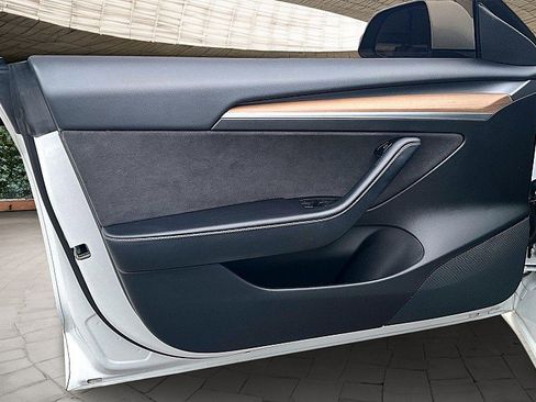 Used 2021 Tesla Model 3 Standard Range Plus image 17