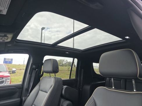 Used 2024 GMC Yukon XL SLT w/ SLT Luxury Package image 21