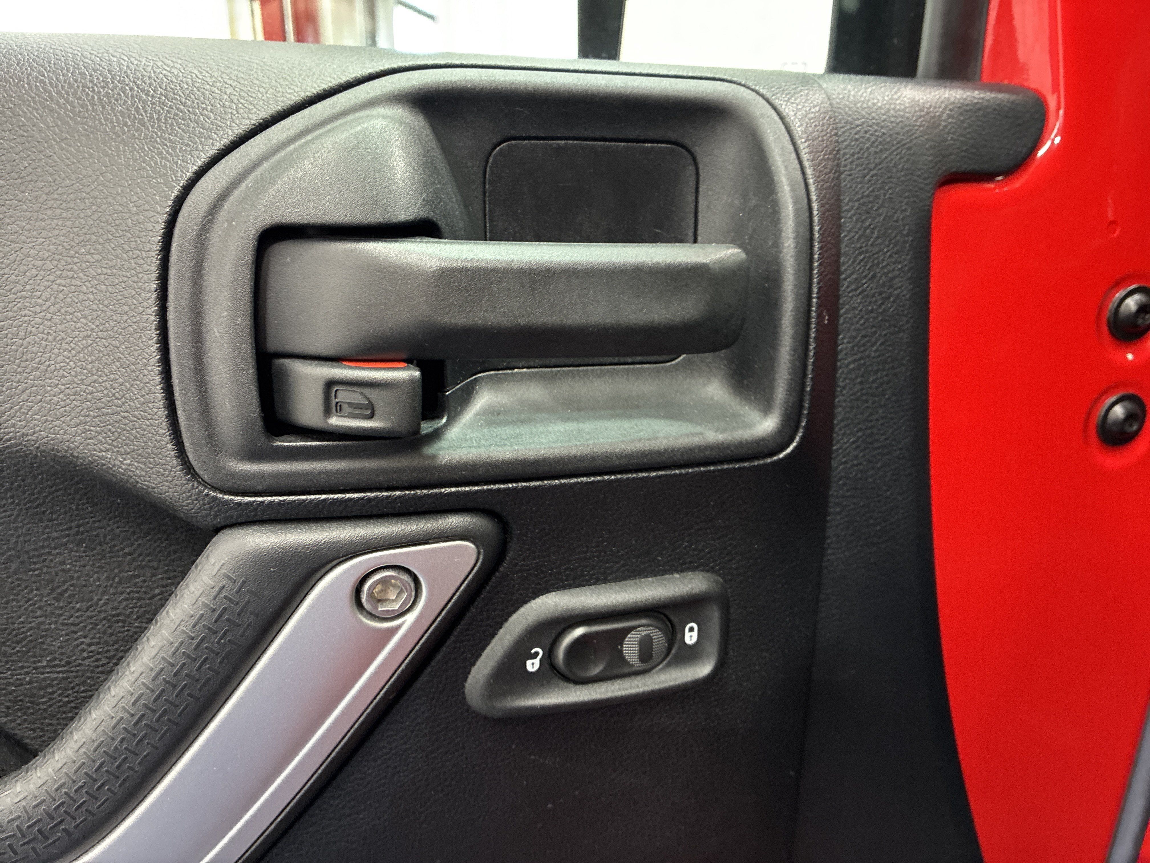 Used 2016 Jeep Wrangler Unlimited Sahara w/ Dual Top Group AWD/4WD image 17