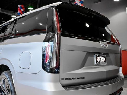 Used 2023 Cadillac Escalade V w/ LPO, ONYX Package image 13