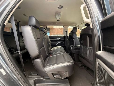 Used 2022 Kia Telluride LX AWD/4WD image 17