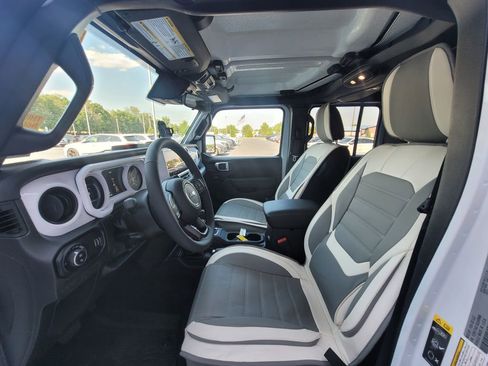 Used 2025 Jeep Gladiator Sport AWD/4WD image 15