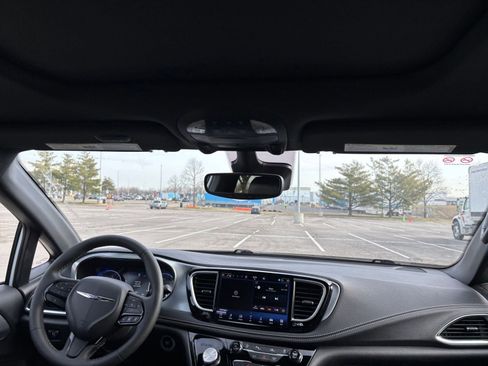 Used 2025 Chrysler Pacifica Limited image 38