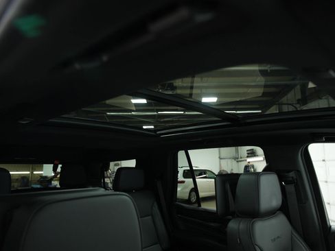 Used 2024 GMC Yukon Denali w/ Advanced Technology Package image 24