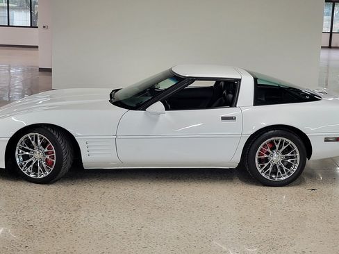 Used 1994 Chevrolet Corvette Coupe RWD image 23