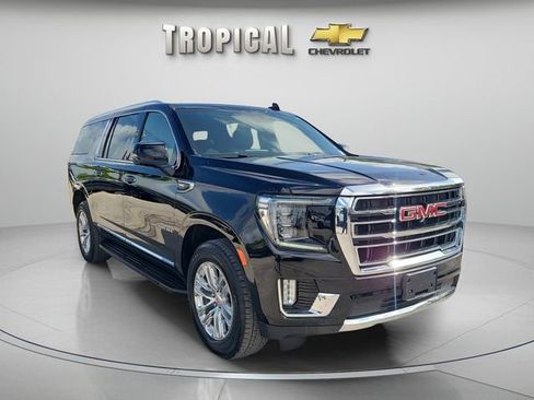Used 2023 GMC Yukon XL SLT w/ SLT Luxury Package AWD/4WD image 4
