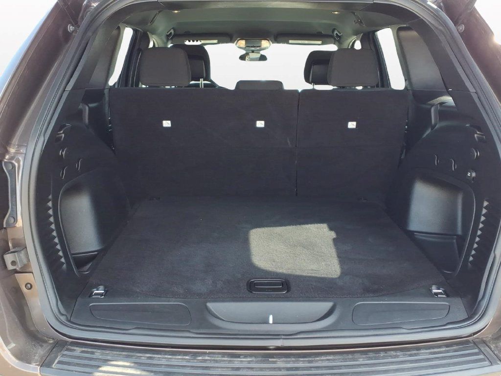 Used 2021 Jeep Grand Cherokee Laredo AWD/4WD image 9