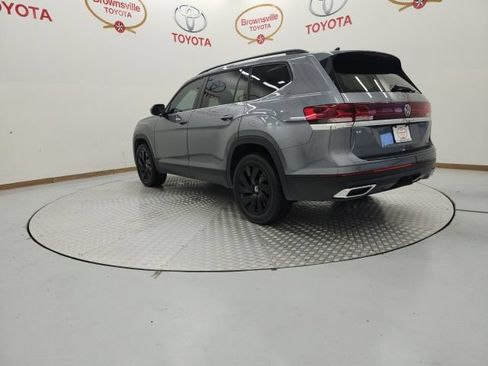 Used 2024 Volkswagen Atlas SE w/ Panoramic Sunroof Package FWD image 3