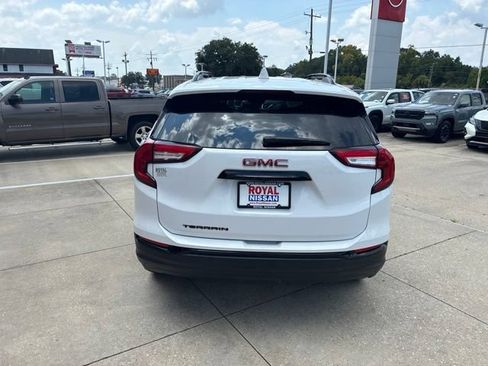 Used 2024 GMC Terrain SLE w/ Elevation Edition FWD image 6