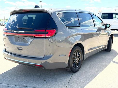 Used 2023 Chrysler Pacifica Touring-L FWD image 4