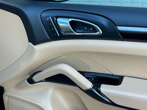 Used 2018 Porsche Cayenne Platinum Edition image 22