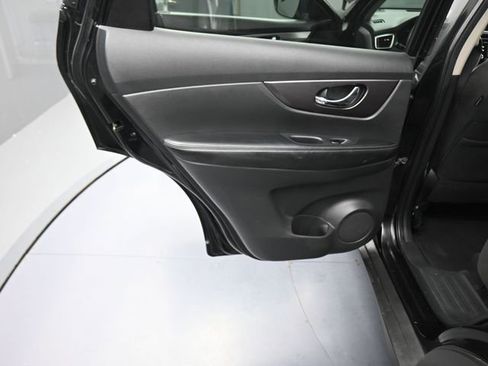 Used 2016 Nissan Rogue SV image 49