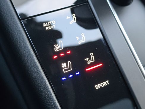 Certified 2025 Porsche Macan image 23