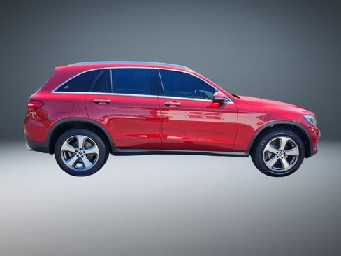 Used 2018 Mercedes-Benz GLC 300 4MATIC image 2