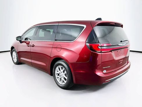 Used 2023 Chrysler Pacifica Touring-L FWD image 4