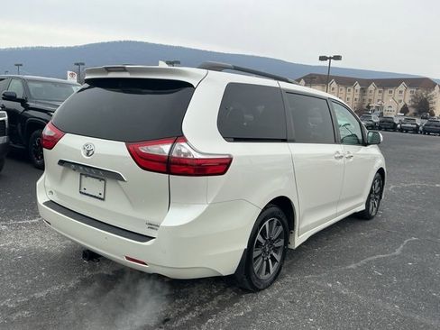 Used 2018 Toyota Sienna Limited Premium image 5