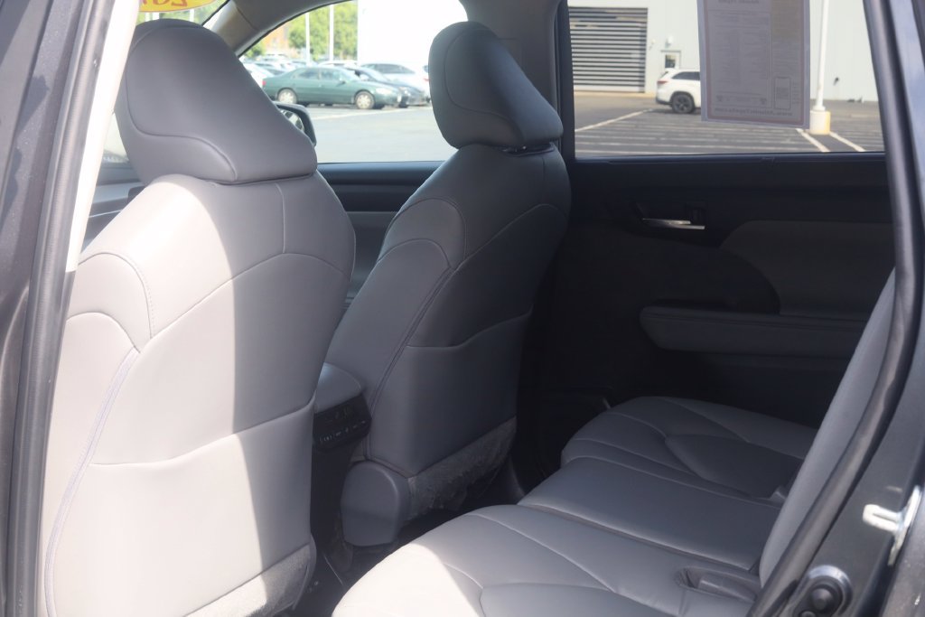 Used 2023 Toyota Highlander XLE AWD/4WD image 22