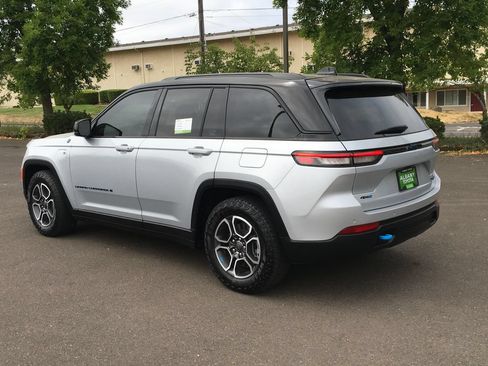Used 2024 Jeep Grand Cherokee Trailhawk AWD/4WD image 4
