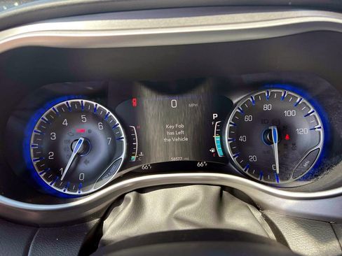 Certified 2023 Chrysler Pacifica Touring-L FWD image 27