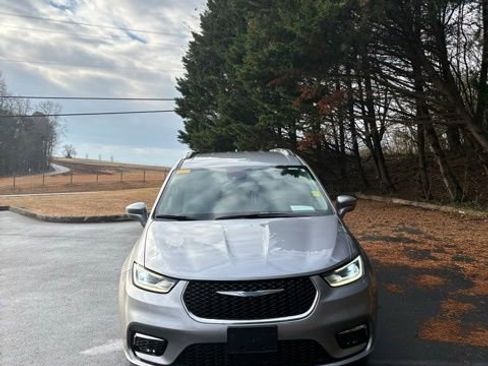 Used 2021 Chrysler Pacifica Touring-L image 2