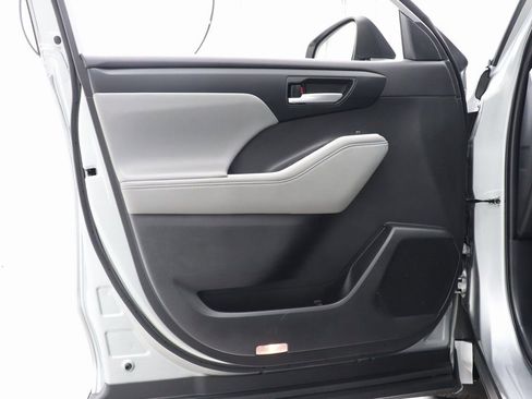 Used 2024 Toyota Highlander XLE image 39