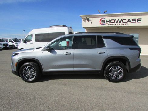 Used 2025 Chevrolet Traverse LT image 10