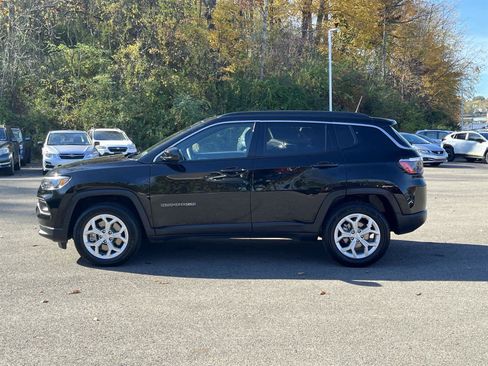 Used 2024 Jeep Compass Latitude image 2