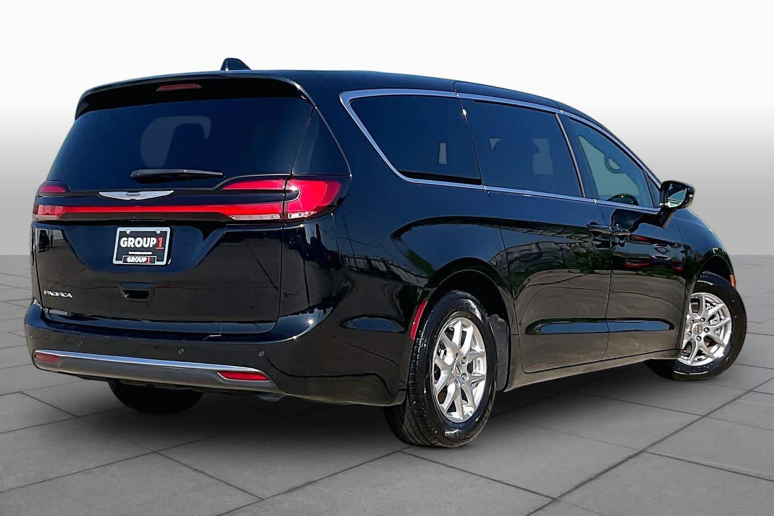 Used 2025 Chrysler Pacifica Select FWD image 11