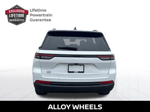 Used 2025 Jeep Grand Cherokee Altitude RWD image 5