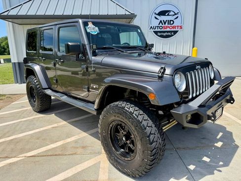 Used 2018 Jeep Wrangler Unlimited Sahara w/ Max Tow Package AWD/4WD image 2