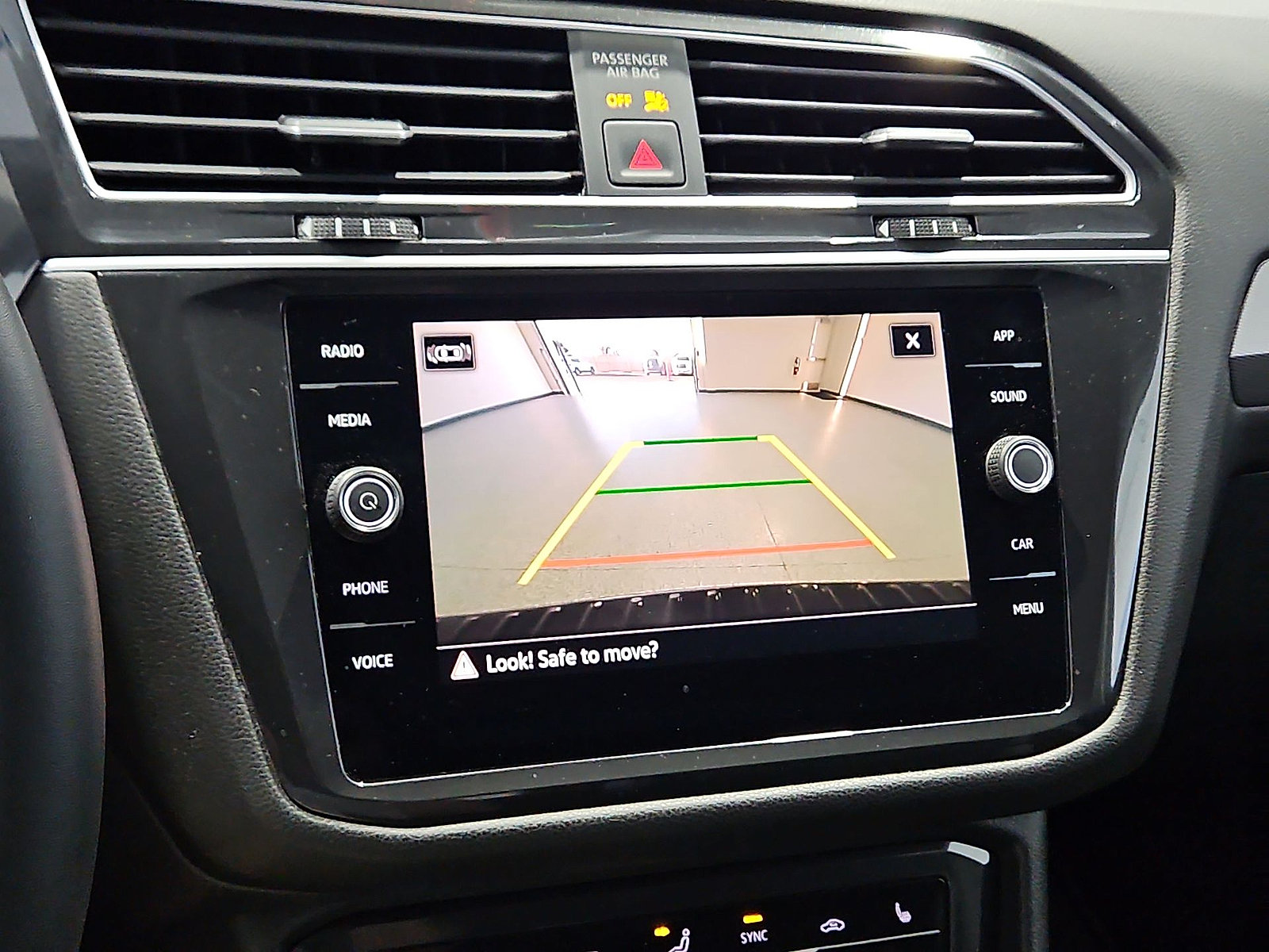 Certified 2024 Volkswagen Tiguan SE FWD image 18