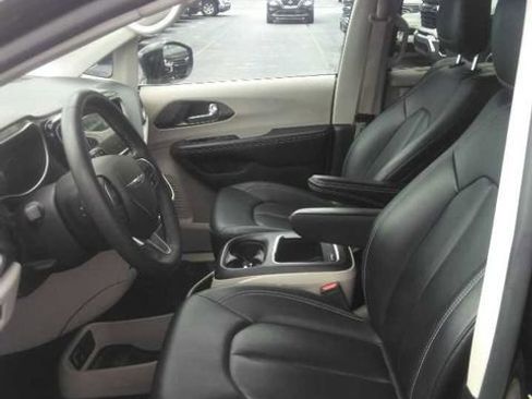 Certified 2024 Chrysler Pacifica Touring-L FWD image 6