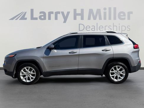 Used 2017 Jeep Cherokee Latitude w/ Comfort/Convenience Group FWD image 2