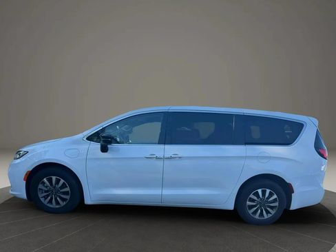 Used 2024 Chrysler Pacifica Limited FWD image 8