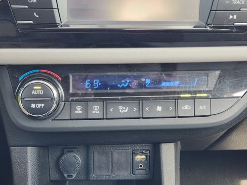 Used 2015 Toyota Corolla LE image 19