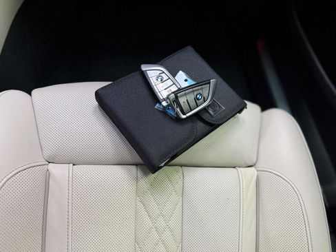 Used 2021 BMW 750i xDrive image 27