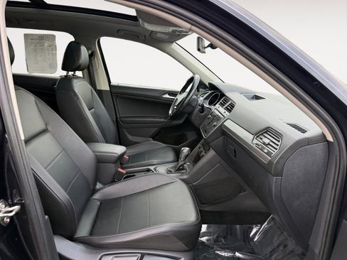 Used 2018 Volkswagen Tiguan SE w/ Panoramic Sunroof Package image 19