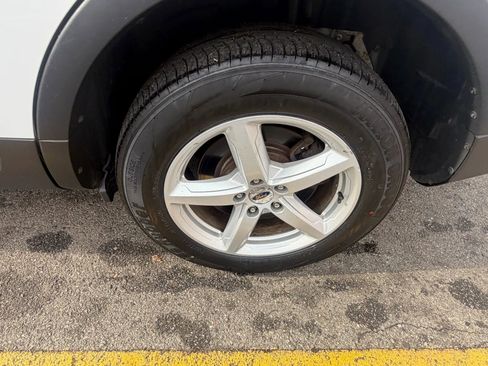 Used 2017 Ford Explorer XLT w/ Equipment Group 202A image 9