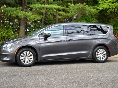 Used 2019 Chrysler Pacifica L FWD image 3