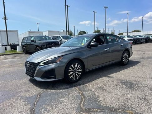 Used 2025 Nissan Altima 2.5 SV FWD image 7
