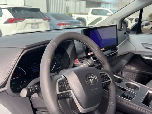 Used 2025 Toyota Sienna XLE image 14