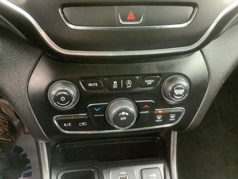 Used 2019 Jeep Cherokee Latitude Plus image 18