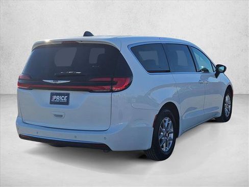 Used 2024 Chrysler Pacifica Touring-L image 5