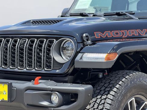 Used 2025 Jeep Gladiator Mojave AWD/4WD image 9