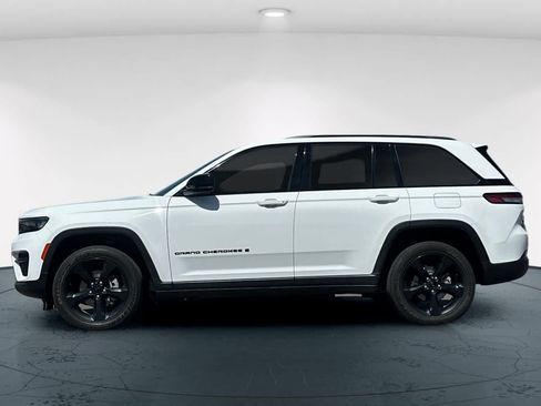 Used 2023 Jeep Grand Cherokee Altitude AWD/4WD image 10