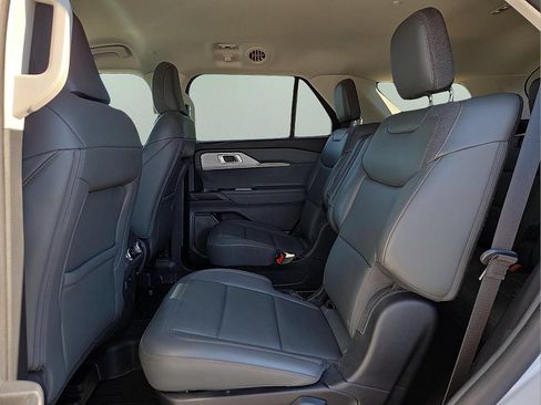 Used 2025 Ford Explorer Active w/ Active Comfort Package RWD image 11