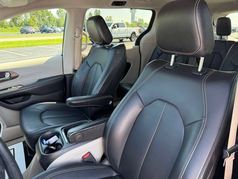 Used 2020 Chrysler Voyager Lxi FWD image 13