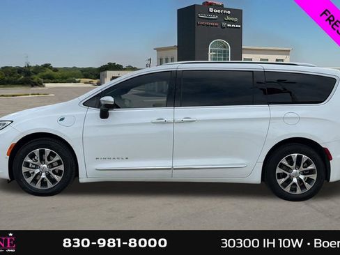 Used 2025 Chrysler Pacifica Pinnacle FWD image 6