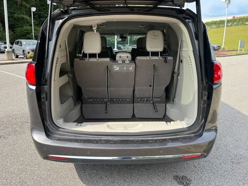 Used 2019 Chrysler Pacifica Touring-L w/ Advanced Safetytec Group FWD image 33